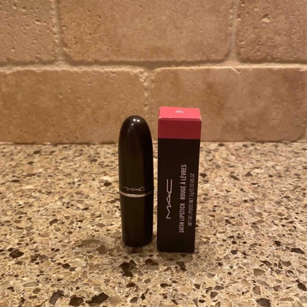 MAC Satin Lipstick in Shade *Snob*